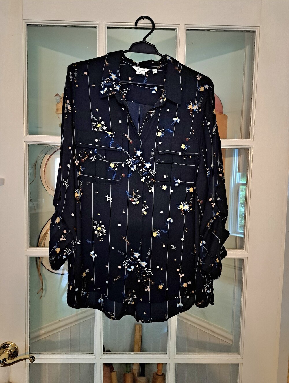 ❤️5/$25❤️Women’s Navy Floral Button-Up Blouse